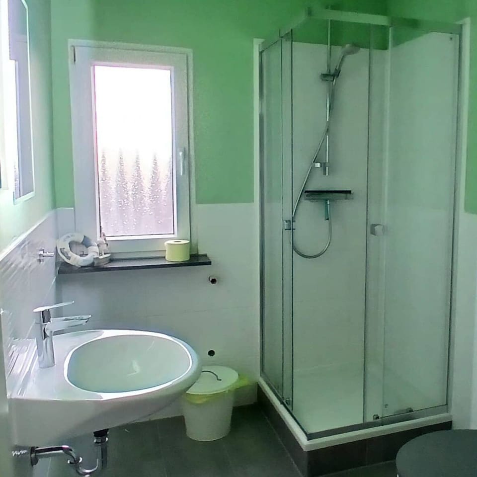 Basic Single Room | Bathroom | Shower, towels
