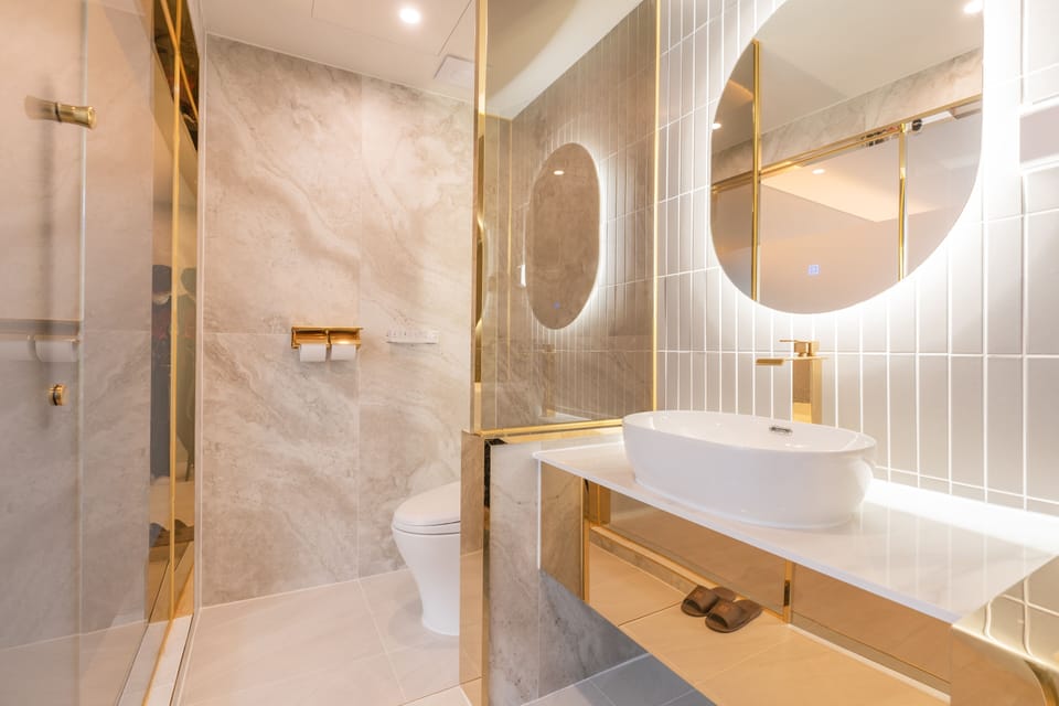 Premium Double Twin Room (Breakfast not available on Sundays) | Bathroom | Free toiletries, hair dryer, bathrobes, slippers