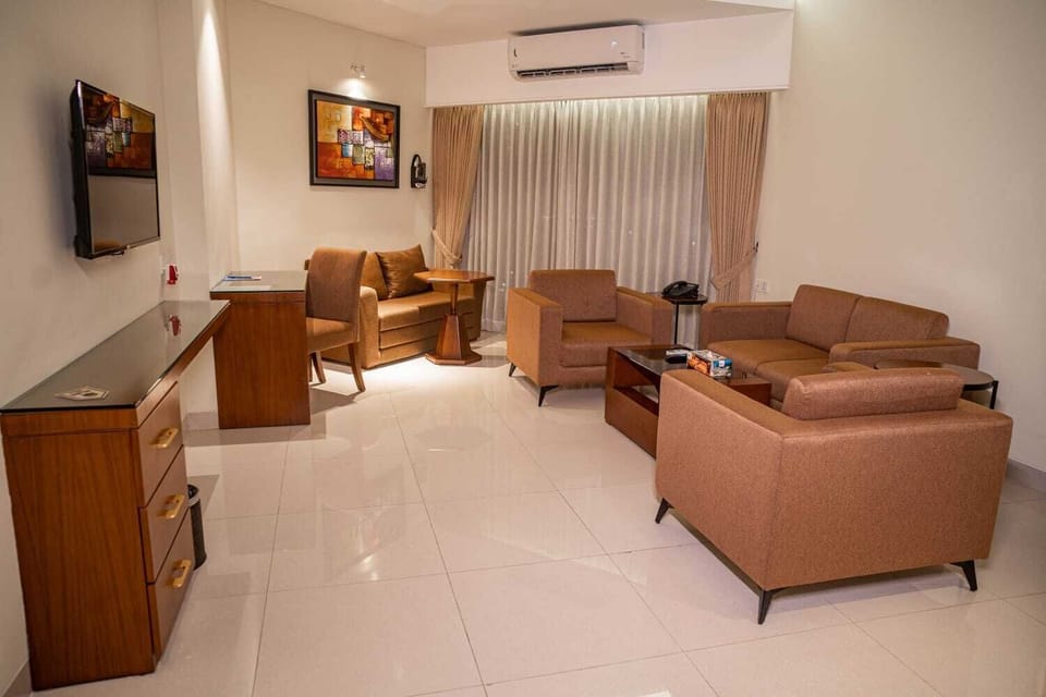 Executive Studio Suite | Living area | 40-inch LED TV with cable channels