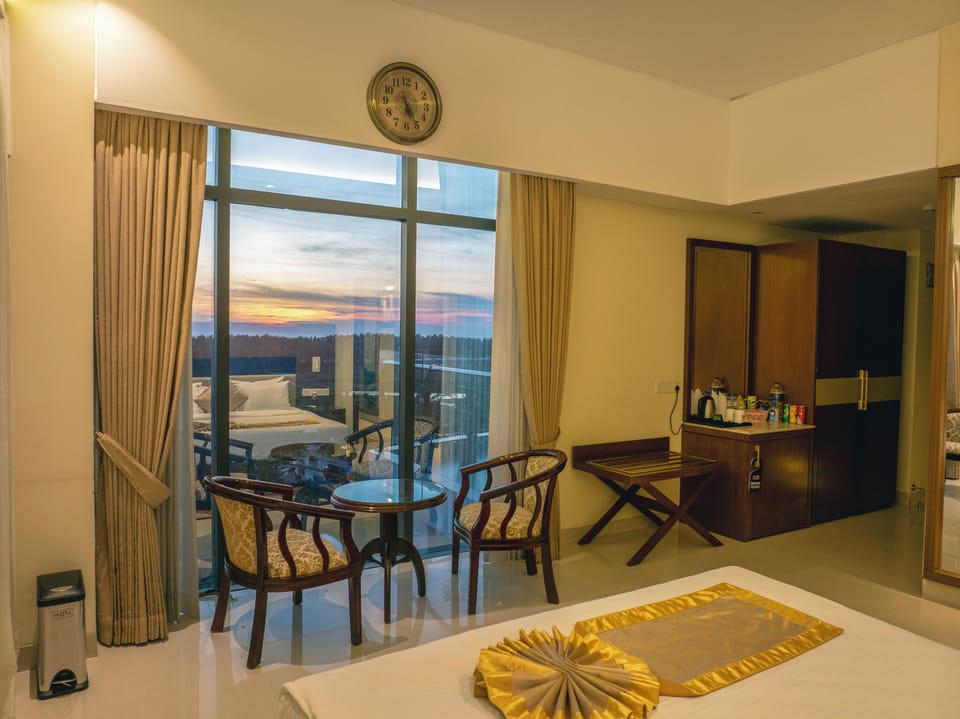 Deluxe Double Room, 1 King Bed, Balcony, Sea View | Minibar, in-room safe, individually decorated, individually furnished