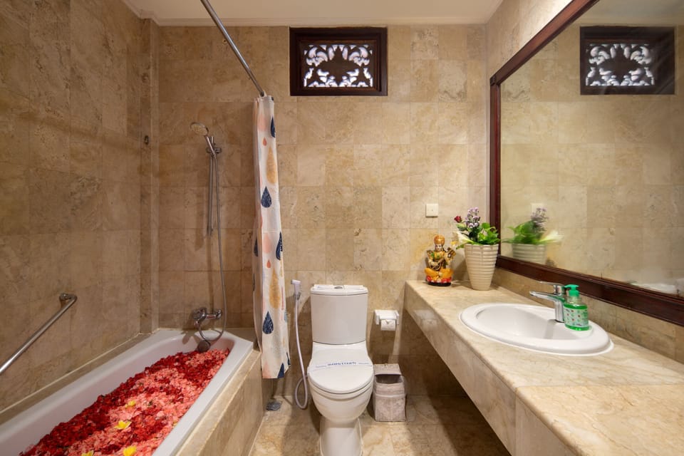Royal Room | Bathroom | Free toiletries, hair dryer, slippers, bidet