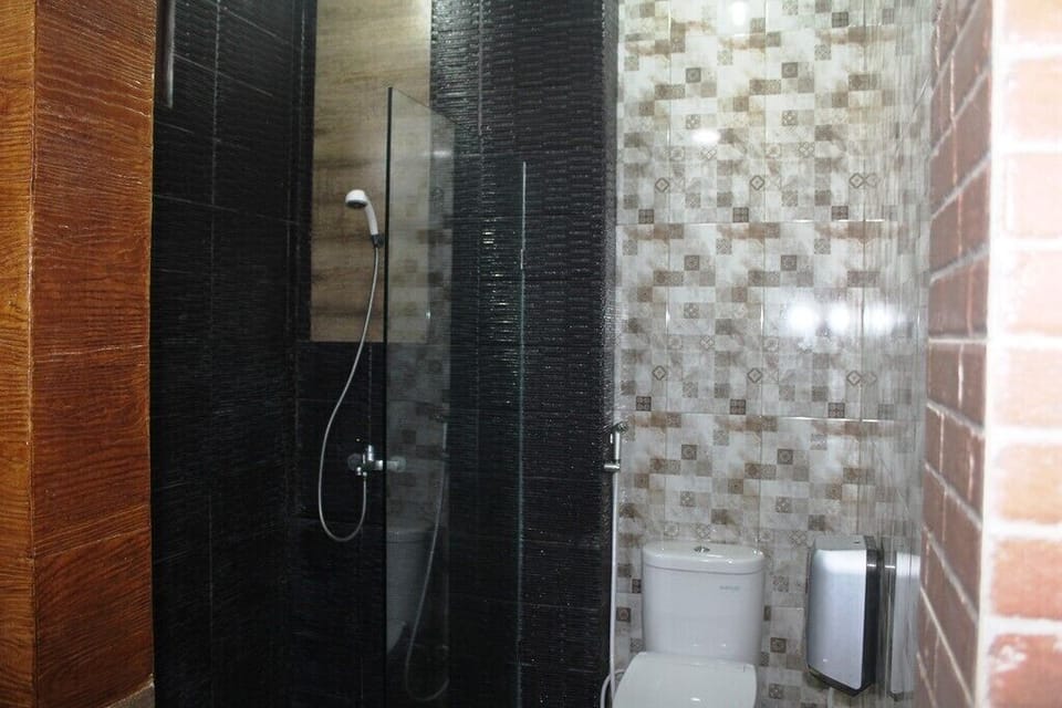 Exclusive Double Room, 1 Queen Bed, Air conditioning, Garden Area | Bathroom | Shower, towels