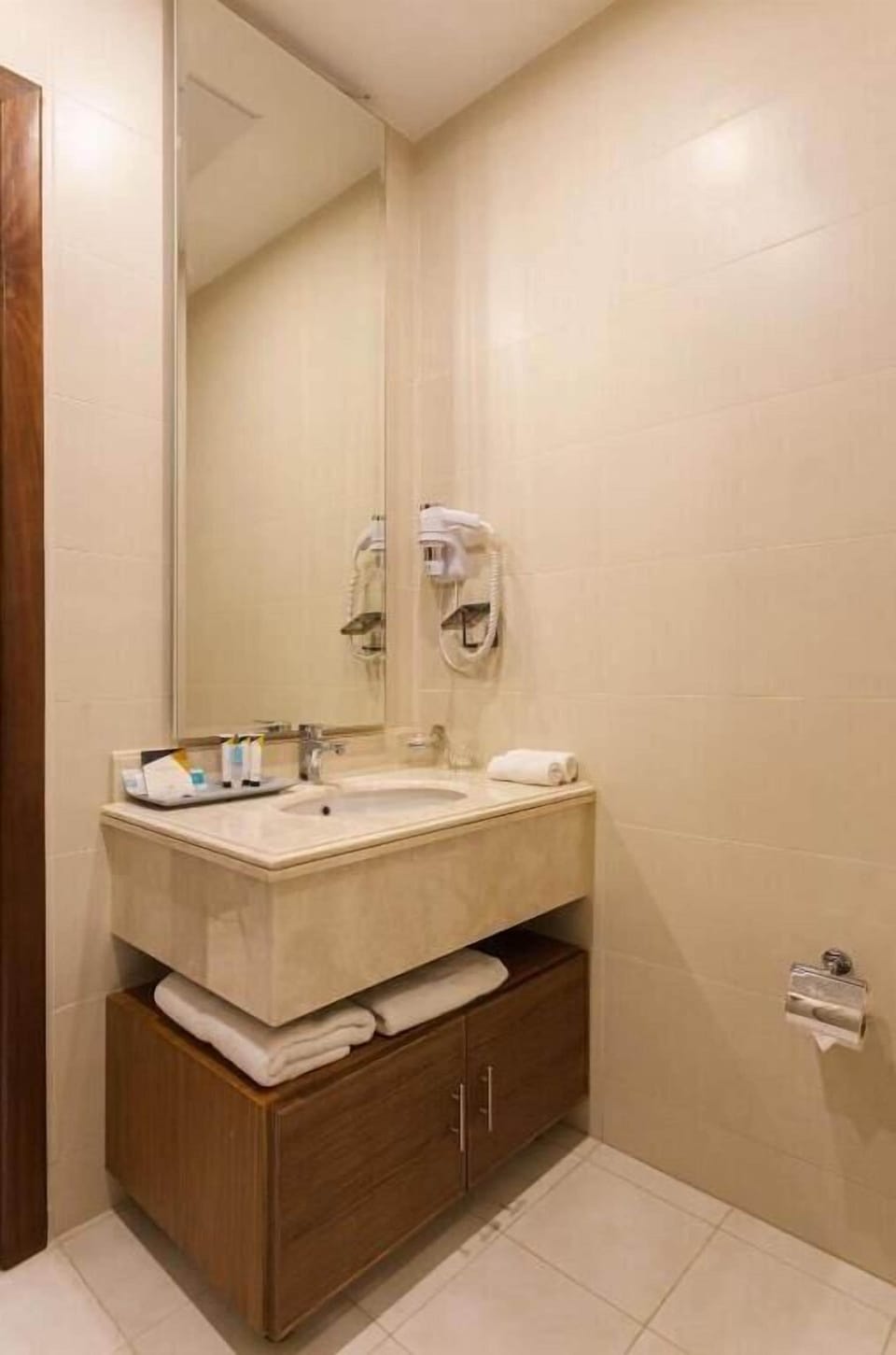 Shower, hair dryer, bathrobes, slippers
