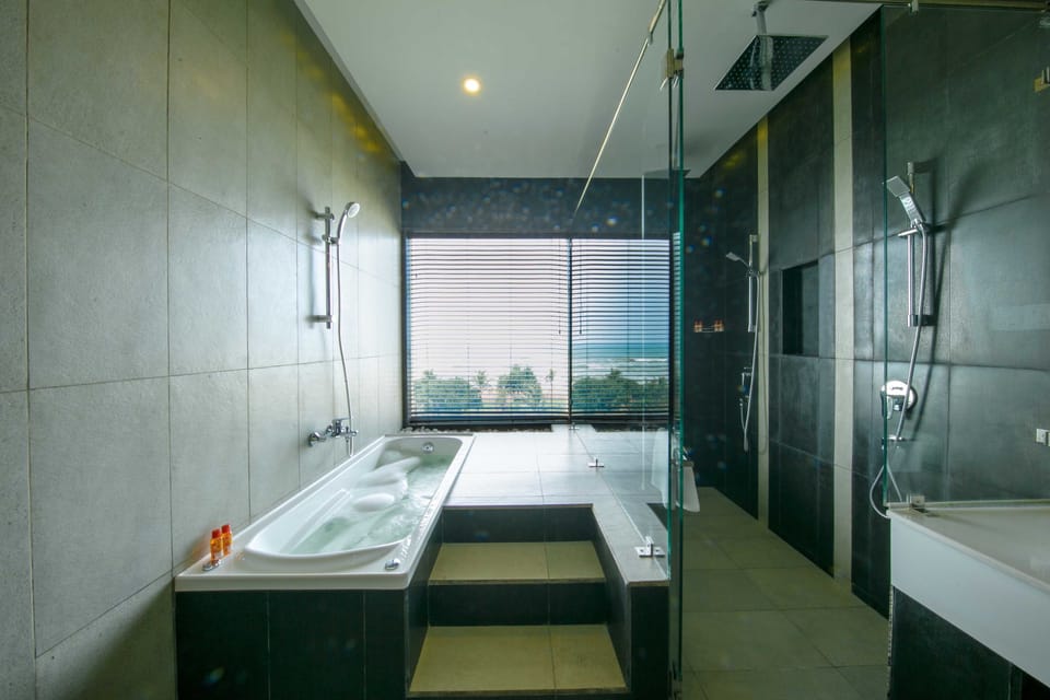 Deluxe Suite | Bathroom | Free toiletries, hair dryer, towels