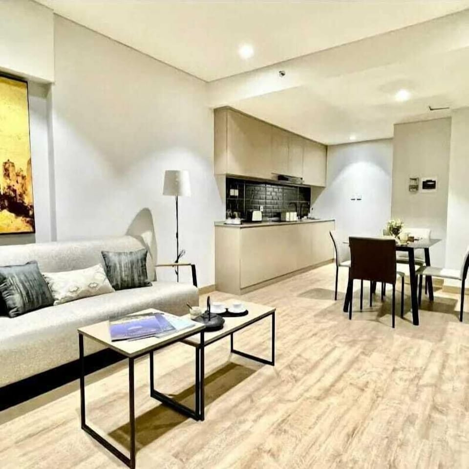 Executive Studio Suite, 1 King Bed, Non Smoking, Kitchenette | Living area | 43-inch Smart TV with digital channels, TV