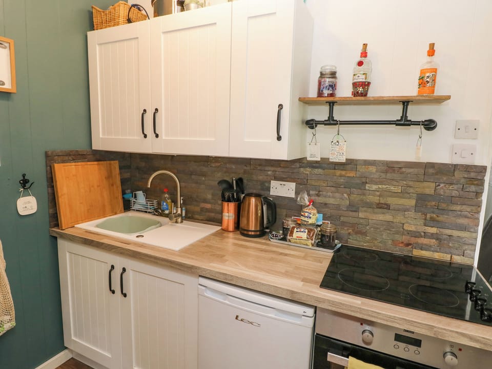 Cottage | Private kitchen | Fridge, electric kettle, toaster, cookware/dishes/utensils
