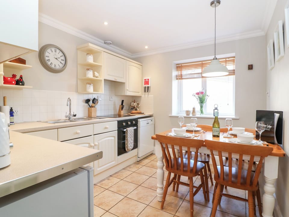 Cottage | Private kitchen | Fridge, dishwasher, cookware/dishes/utensils