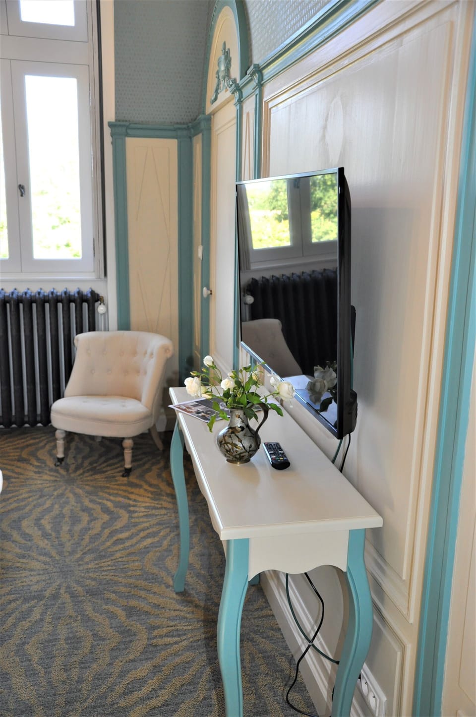 Romantic Double Room | Living area | 40-inch flat-screen TV with cable channels, TV