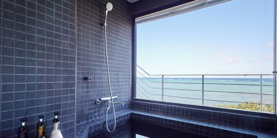 301 Wave | Bathroom | Combined shower/tub, deep soaking tub, free toiletries, hair dryer