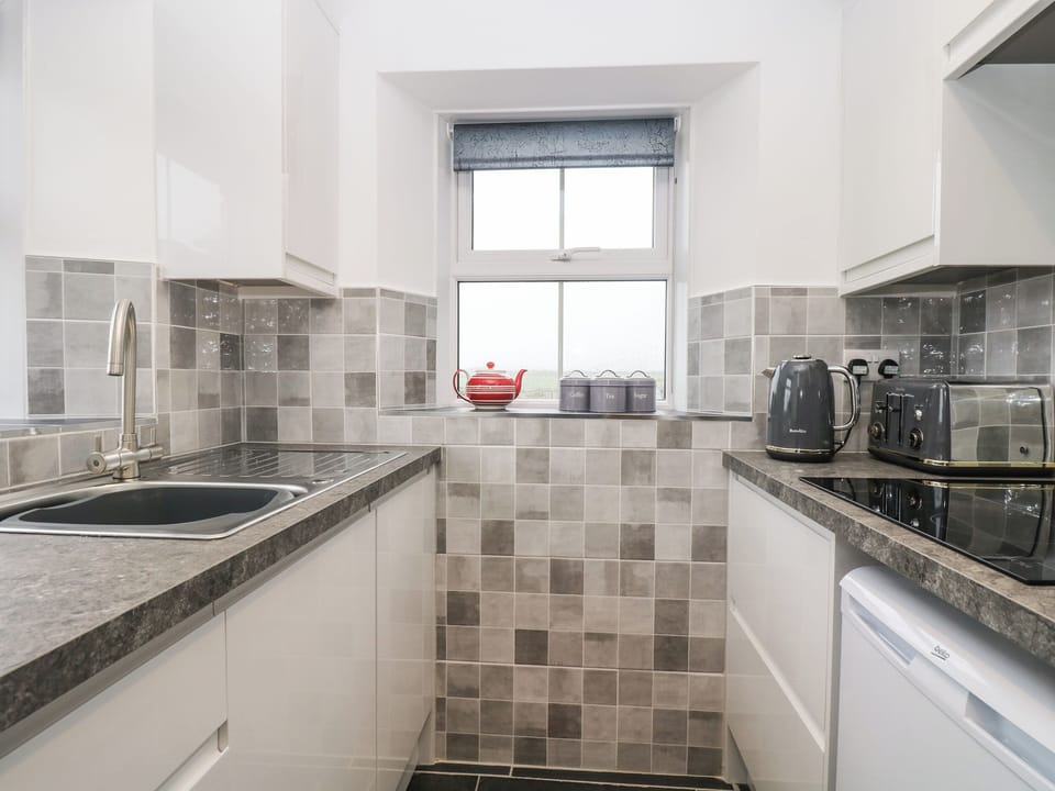 Cottage | Private kitchen | Fridge, dishwasher, electric kettle, toaster