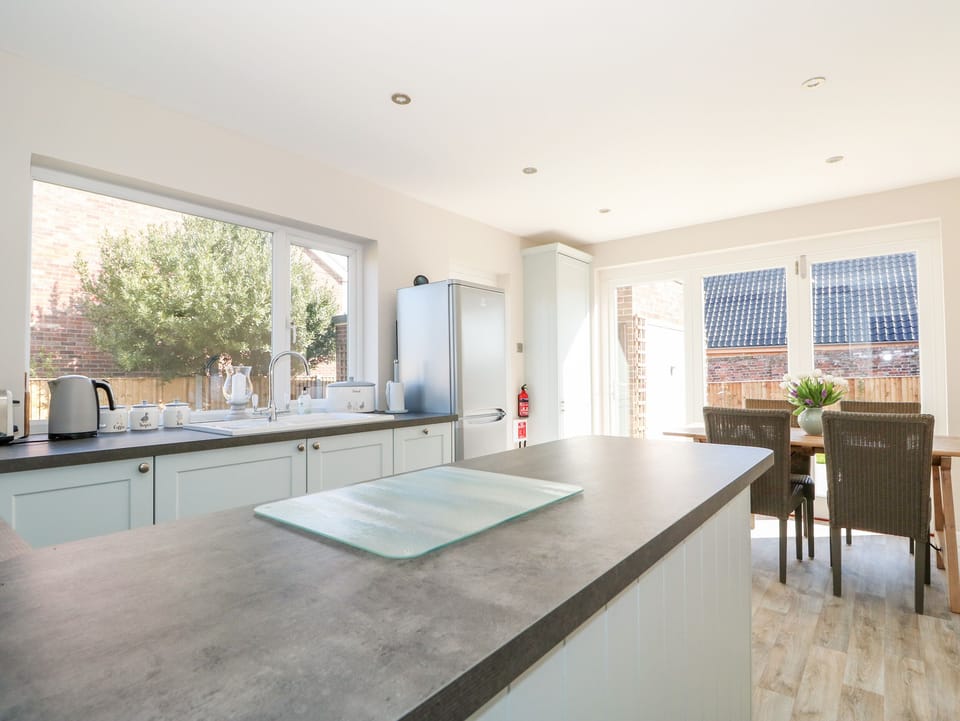 Cottage | Private kitchen | Fridge, dishwasher, electric kettle, toaster