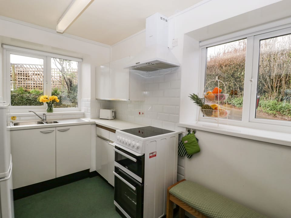 Cottage | Private kitchen | Fridge, microwave, electric kettle, toaster