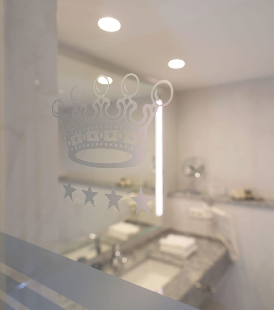 Junior Suite (Located to the Sea Side) | Bathroom | Shower, free toiletries, hair dryer, bathrobes