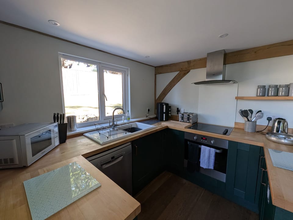 Cottage | Private kitchen | Fridge, microwave, dishwasher, electric kettle