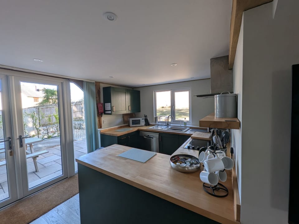 Cottage | Private kitchen | Fridge, microwave, dishwasher, electric kettle