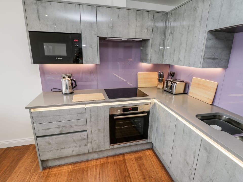 Cottage | Private kitchen | Fridge, microwave, electric kettle, toaster