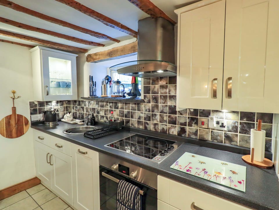Cottage | Private kitchen | Fridge, dishwasher, cookware/dishes/utensils