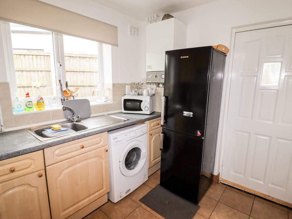Cottage | Private kitchen | Fridge, electric kettle, toaster, cookware/dishes/utensils