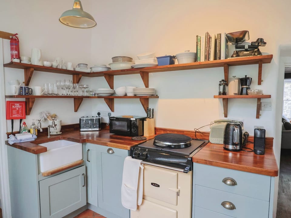 Cottage | Private kitchen | Fridge, microwave, dishwasher, cookware/dishes/utensils