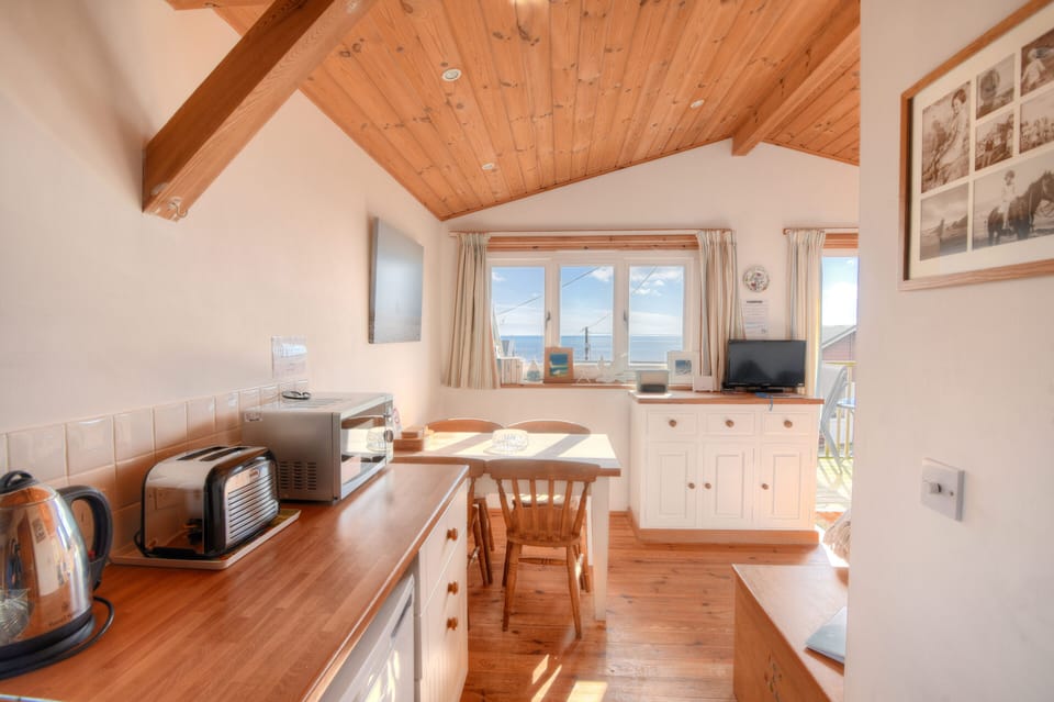 Cottage | Private kitchen | Fridge, microwave, cookware/dishes/utensils