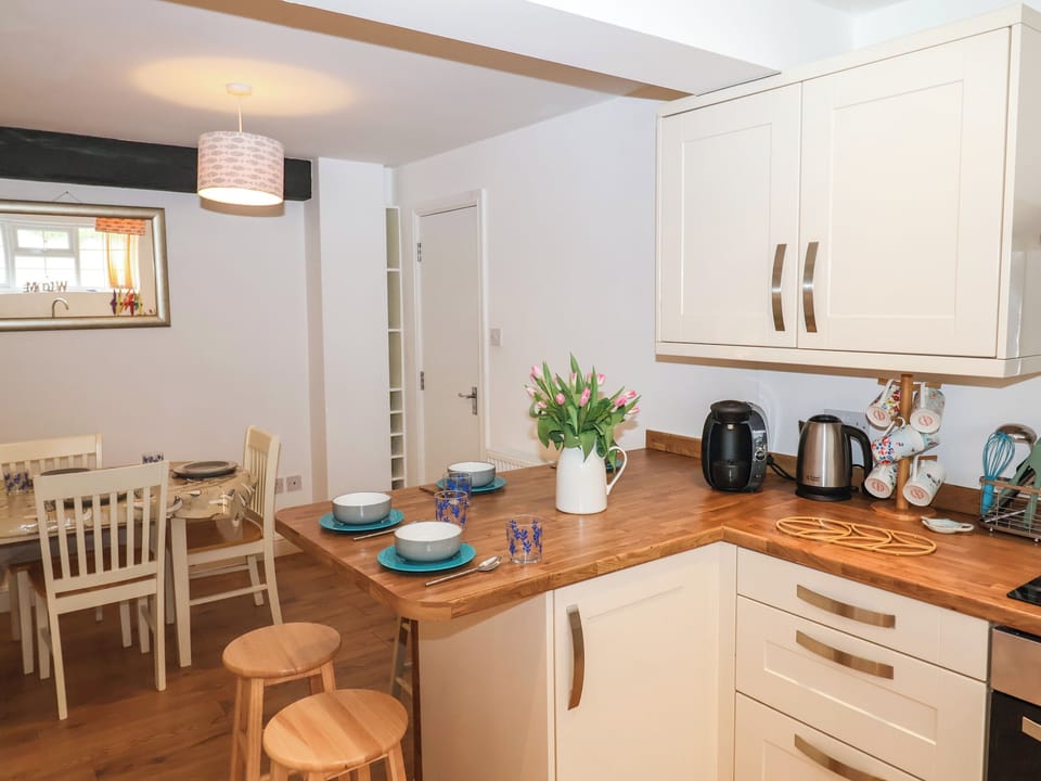 Fridge, microwave, dishwasher, cookware/dishes/utensils