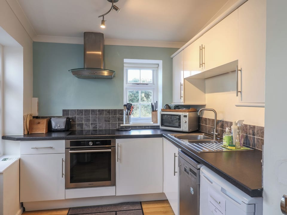 Cottage | Private kitchen | Fridge, microwave, dishwasher, cookware/dishes/utensils