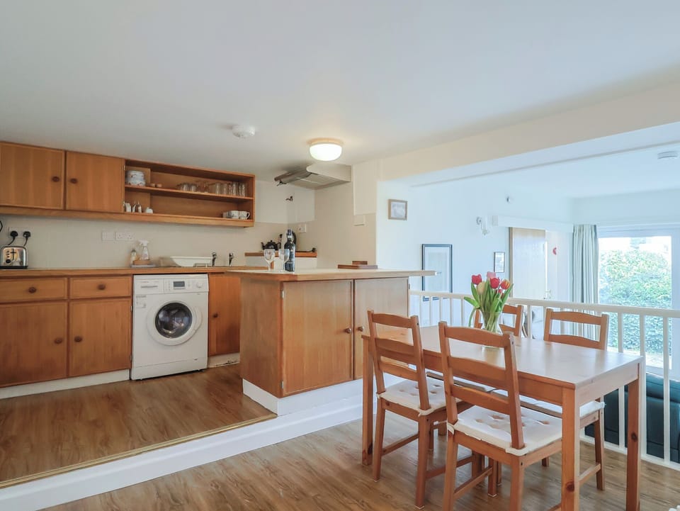 Cottage | Dining