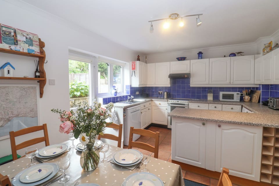 Fridge, microwave, dishwasher, cookware/dishes/utensils