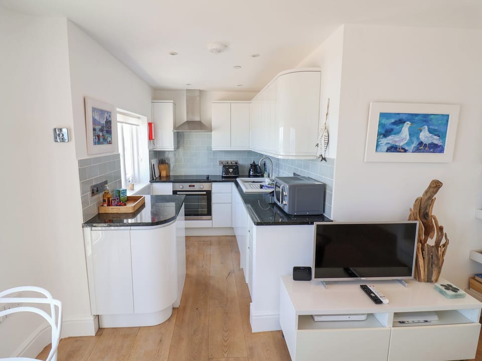 Cottage | Private kitchen | Fridge, microwave, dishwasher, cookware/dishes/utensils
