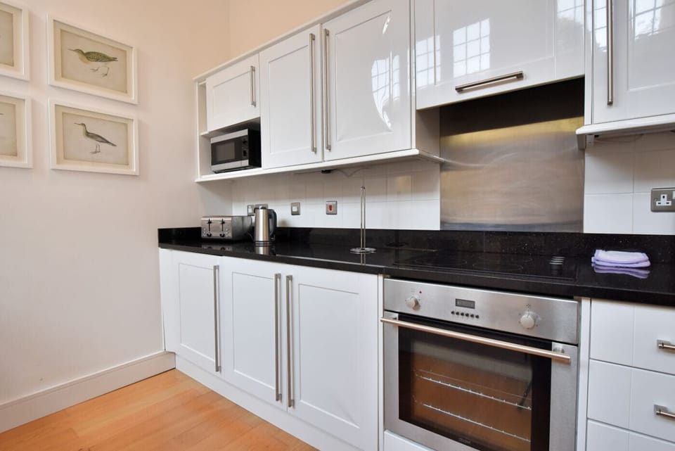 Cottage | Private kitchen | Fridge, microwave, dishwasher, cookware/dishes/utensils