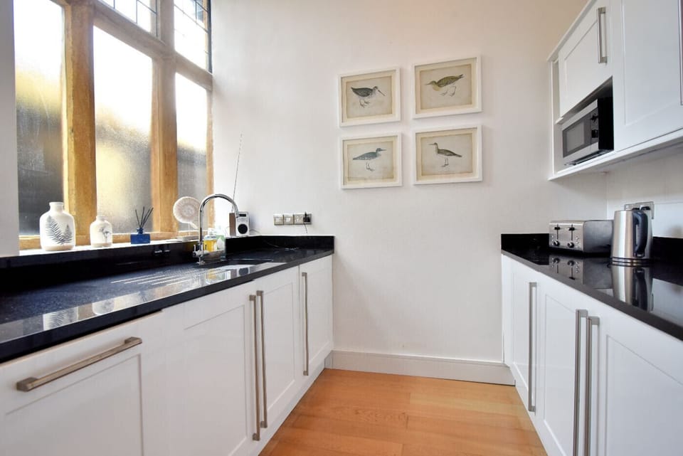 Cottage | Private kitchen | Fridge, microwave, dishwasher, cookware/dishes/utensils