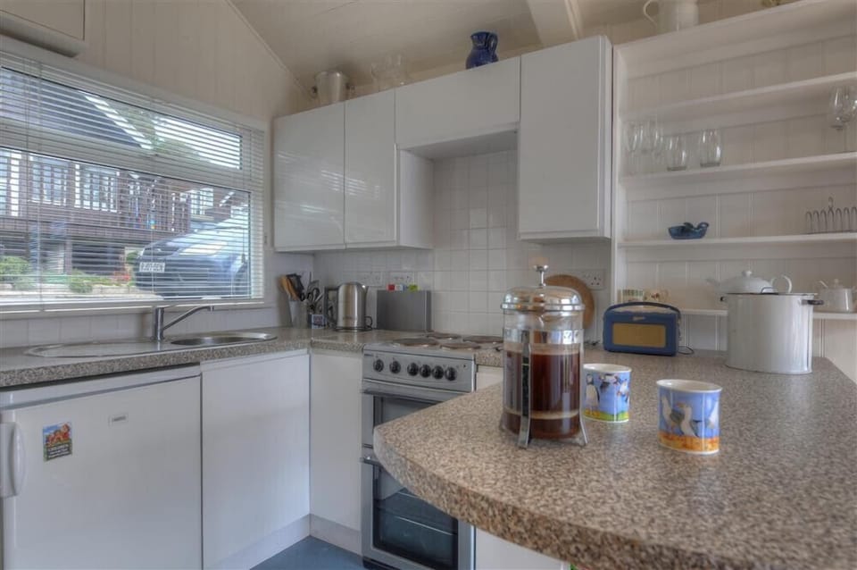 Cottage | Private kitchen | Fridge, microwave, cookware/dishes/utensils