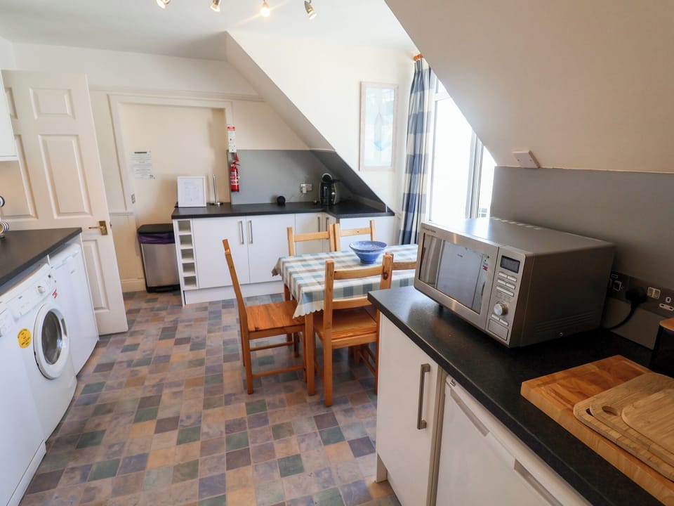 Fridge, microwave, dishwasher, cookware/dishes/utensils