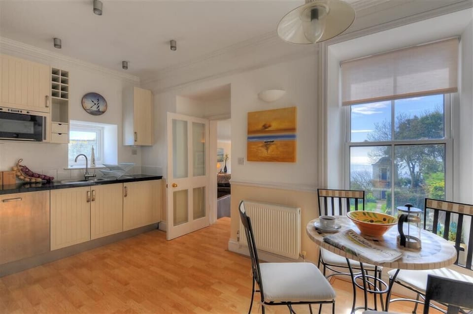 Cottage | Private kitchen | Fridge, dishwasher, cookware/dishes/utensils