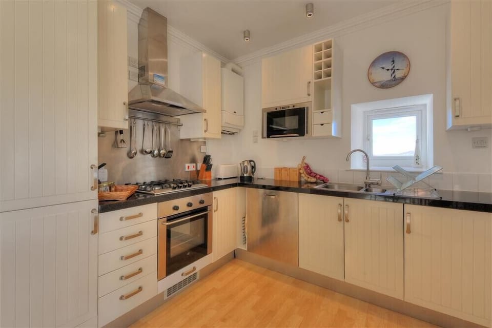 Cottage | Private kitchen | Fridge, dishwasher, cookware/dishes/utensils