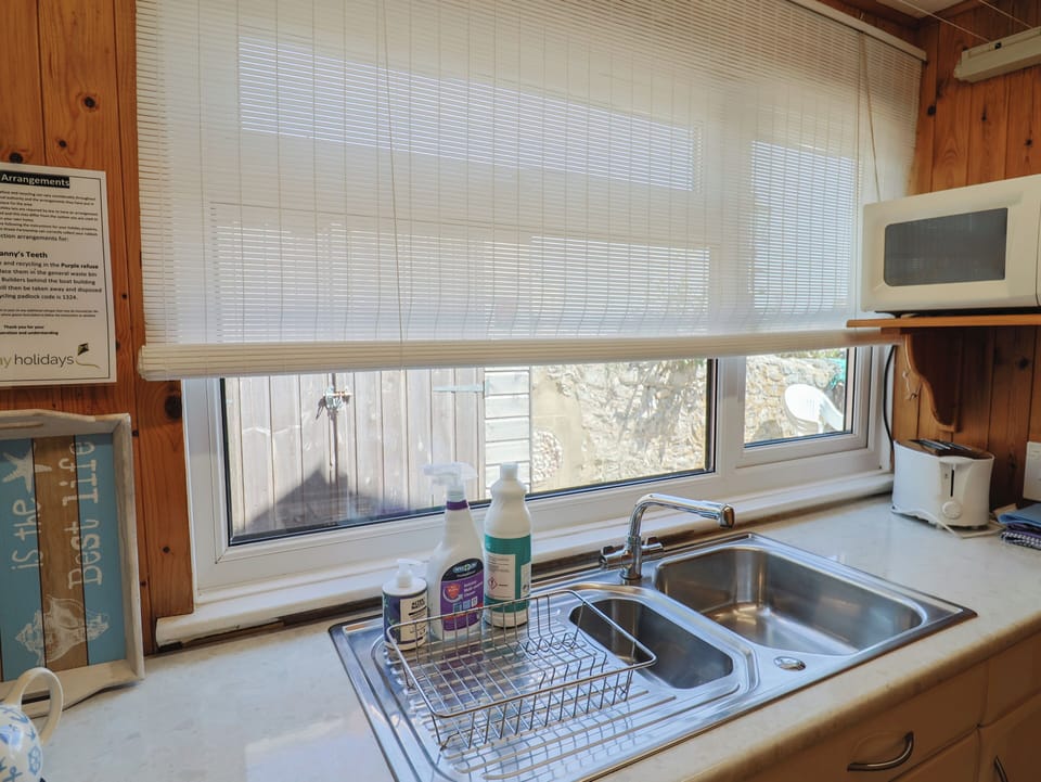Cottage | Private kitchen | Fridge, microwave, cookware/dishes/utensils