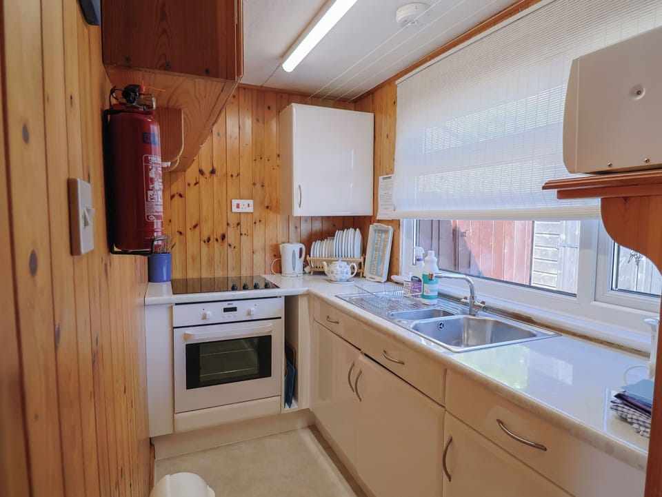 Cottage | Private kitchen | Fridge, microwave, cookware/dishes/utensils