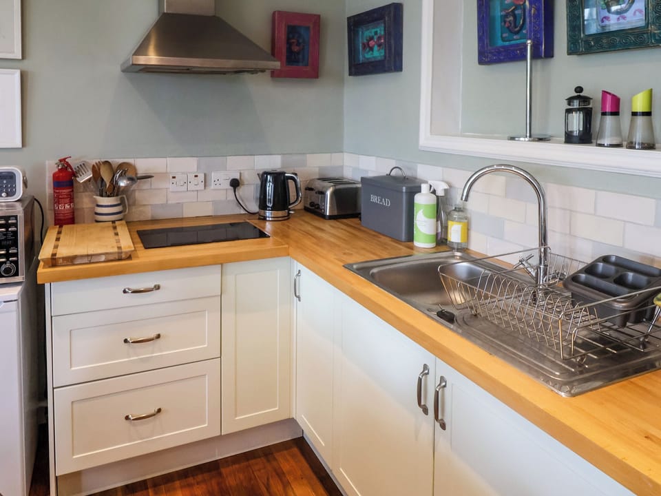 Cottage | Private kitchen | Fridge, microwave, cookware/dishes/utensils