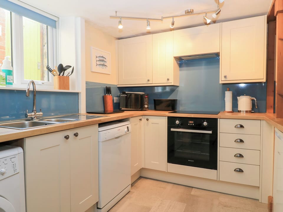 Cottage | Private kitchen | Fridge, microwave, dishwasher, cookware/dishes/utensils