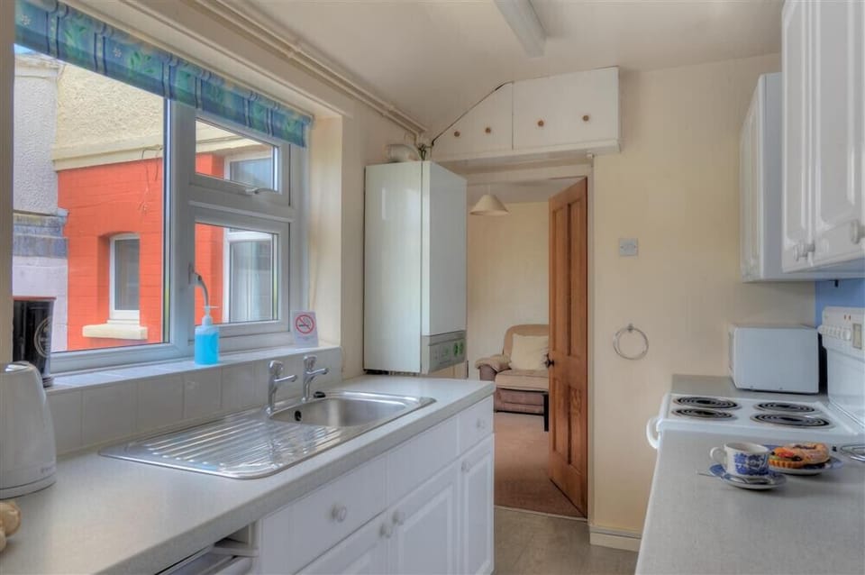 Cottage | Private kitchen | Fridge, microwave, cookware/dishes/utensils