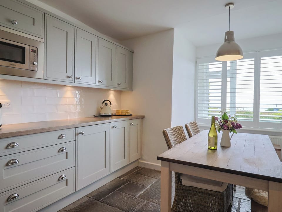 Cottage | Private kitchen | Fridge, microwave, dishwasher, cookware/dishes/utensils