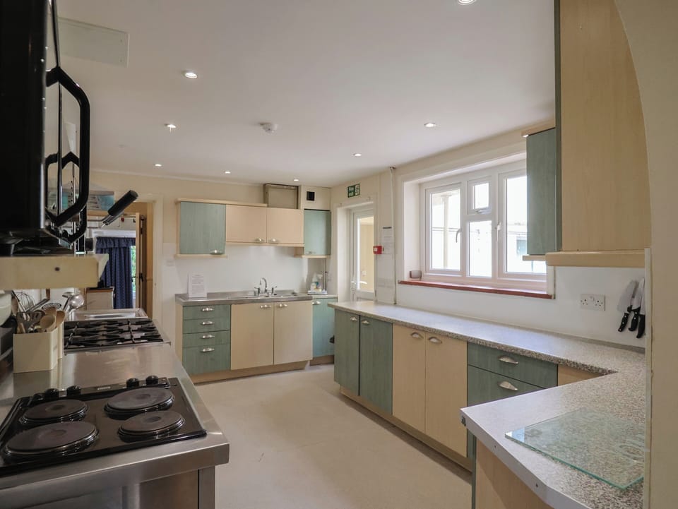 Fridge, microwave, dishwasher, cookware/dishes/utensils