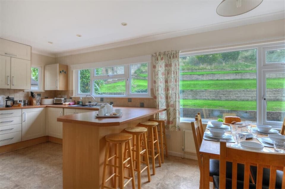 Cottage | Private kitchen | Fridge, dishwasher, cookware/dishes/utensils