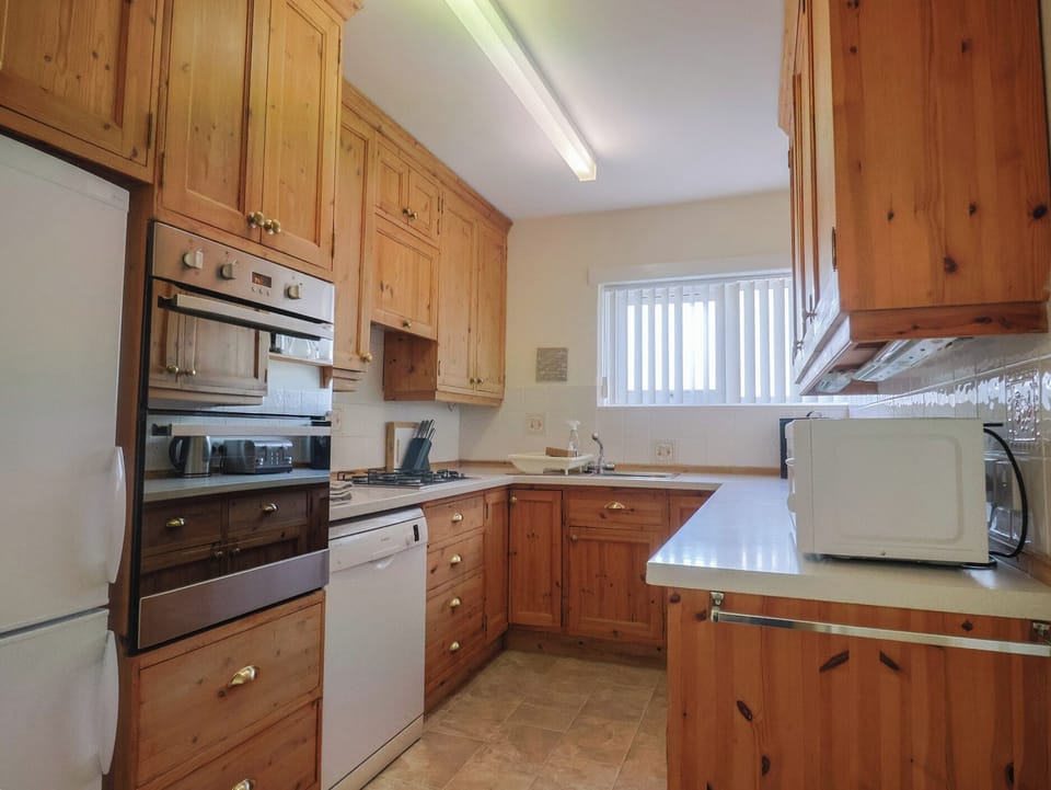 Cottage | Private kitchen | Fridge, dishwasher, cookware/dishes/utensils