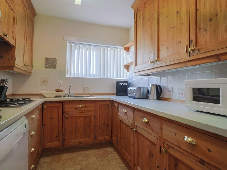 Cottage | Private kitchen | Fridge, dishwasher, cookware/dishes/utensils