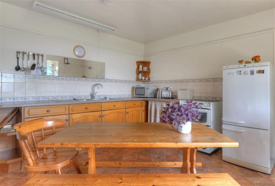 Cottage | Private kitchen | Fridge, cookware/dishes/utensils