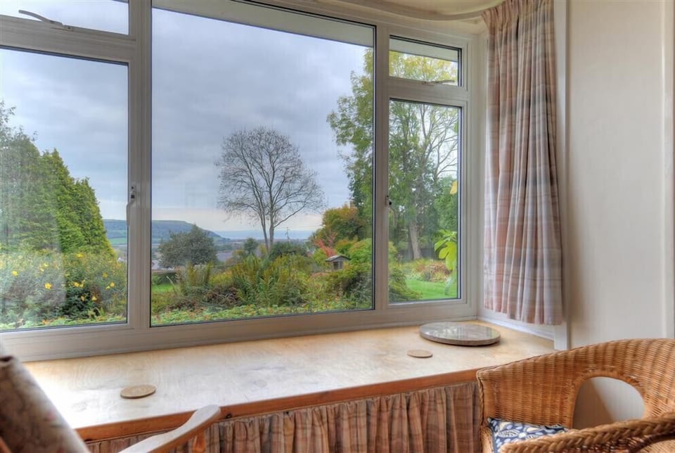 Cottage | Private kitchen | Fridge, cookware/dishes/utensils