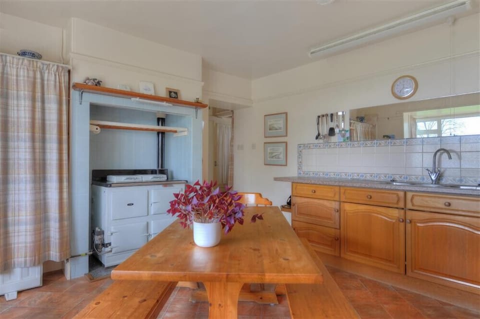 Cottage | Private kitchen | Fridge, cookware/dishes/utensils