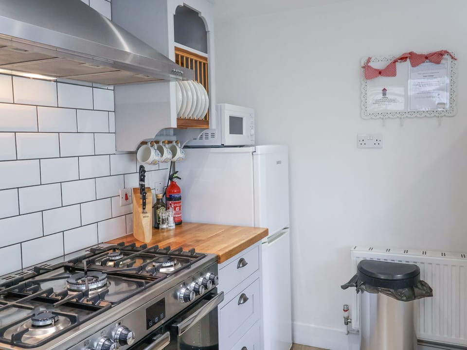 Cottage | Private kitchen | Fridge, microwave, dishwasher, cookware/dishes/utensils
