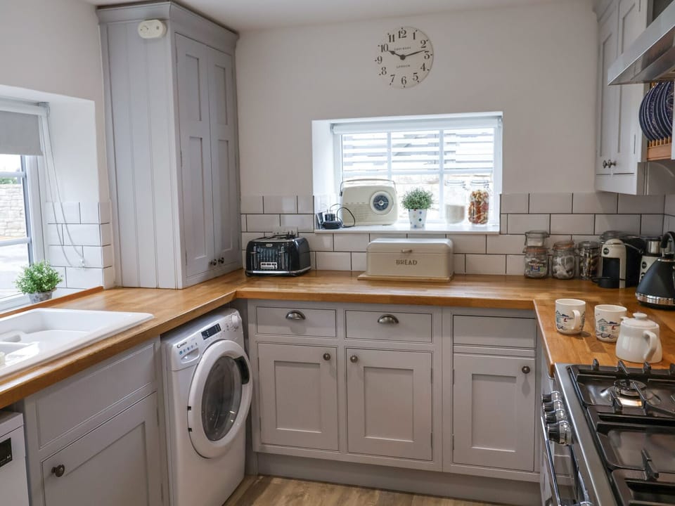 Cottage | Private kitchen | Fridge, microwave, dishwasher, cookware/dishes/utensils
